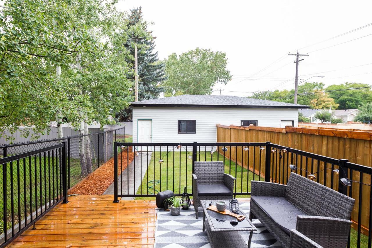 Contemporary Farmhouse Home - King Bed - Double Garage Parking - Free Wifi & Netflix - Long Stays Welcome Edmonton Extérieur photo